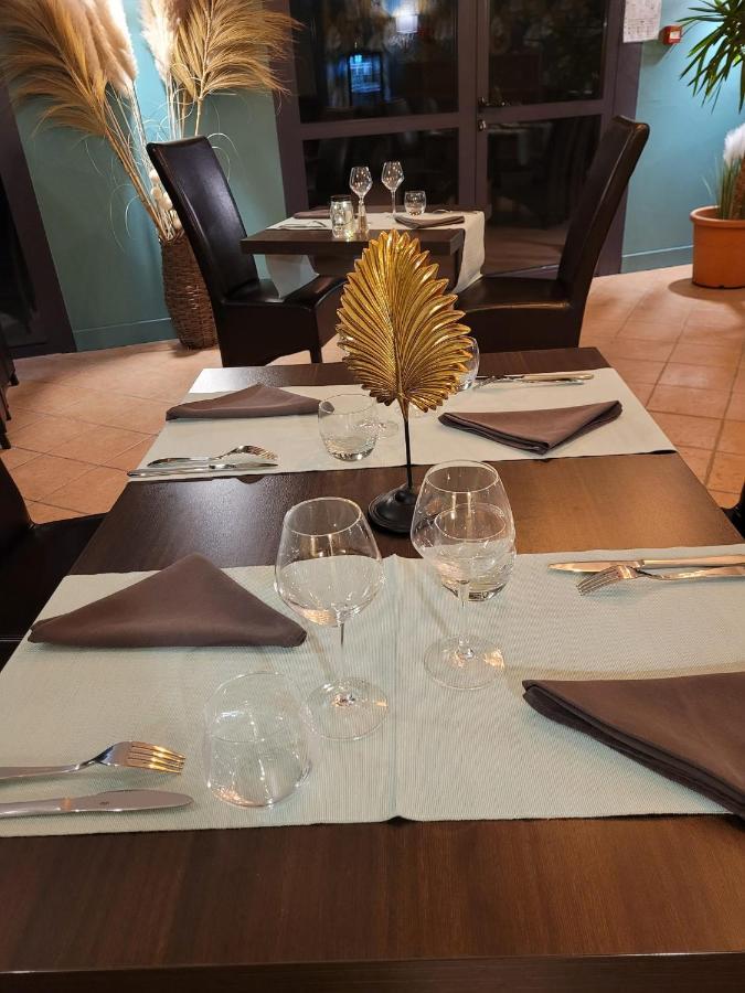 Logis Hotel Restaurant L'Escapade ラマストル エクステリア 写真